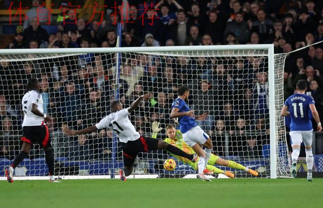 维维安停球失误 阿卜杜勒拉维挑射破门