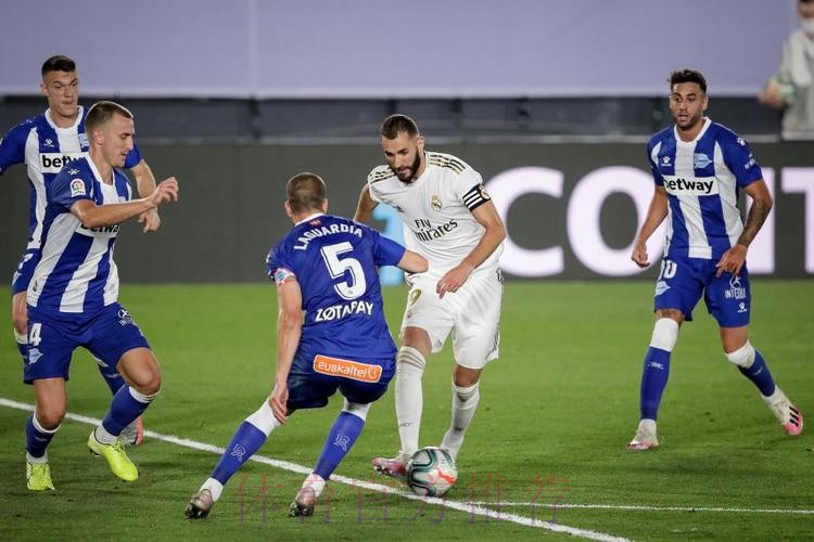 西甲-皇马2-0黄潜 维尼修斯世界波巴尔韦德建功